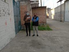 Araceli Vega y Gabina Ávila en la entrada de la casa de la entrevistada.