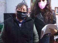 Araceli y Beatriz Fernández dentro de la casa.