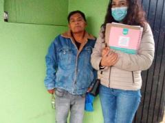 Araceli Vega y Obeth Herrera en la entrada de la casa.