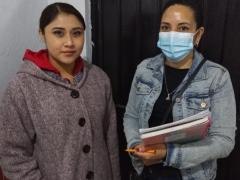Aracely Vega y Yaneli Vilchis en la entrada de la casa de la entrevistada.