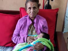 Señora Delfina Valdovinos Estrada carga a su sobrina. Tomada el 5 de julio del 2021.