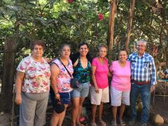 Familia de la entrevistada, de izquierda a derecha: Trinidad, María Estela, Martha, Delfina y Felipa Valdovinos Estrada, así como Luis Guillén. Tomada el 31 de diciembre del 2020.