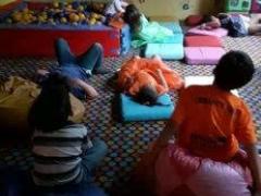 Niños en cuarto de juegos.