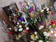 Ramos de flores, cirios, una cruz y una fotografía de Felipe Chávez en la "Levantada de la cruz". Fotografía 23 septiembre 2022.