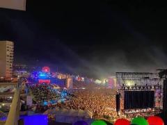 Fotografía de festival masivo en Rosarito, Baja California.