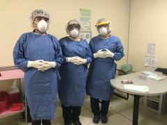 Personal médico del IMSS de BC visten equipo de protección para la atención de pacientes con COVID-19.