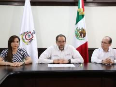 Fotografía del gobernador José Ignacio Peralta Sánchez, la secretaria de Salud, Leticia Delgado Carillo y a el epidemiólogo Rodolfo Flores García, titular del Poder Ejecutivo en Colima.