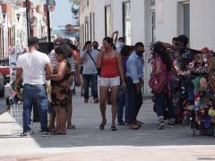 Fotografía de gente con cubrebocas en la calle.
