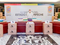 Gobernador frente a la donación de 230 mil cubrebocas de la empresa Augusta Sportswear. Fotografía: Gobierno de Campeche.