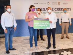 Gobernador entrega uno de los créditos. Fotografía: Gobierno del Estado de Campeche.
