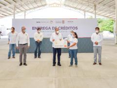Entrega de créditos en Escárcega. Fotografía: Gobierno de Campeche