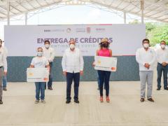 Entrega de créditos en Escárcega. Fotografía: Gobierno de Campeche