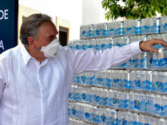 Carlos M. Aysa supervisa donación de agua. Fotografía: Carlos Miguel Aysa González
