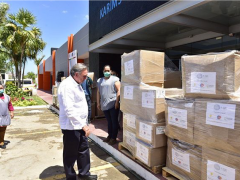 Gobernador de Campeche recibe donativo de la maquiladora Karim´s Textil & Apparel. Fotografía: Carlos Miguel Aysa González.