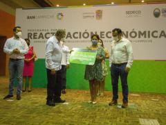 Fotografía de entrega de crédito a empresarios de Ciudad del Carmen.
