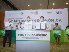 Fotografía de firma de convenio para reactivación económica en Ciudad del Carmen.