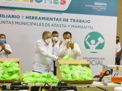 Fotografía de entrega de equipamiento y cubrebocas a juntas municipales.