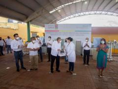 Fotografía de donativos de mobiliario y equipo médico en unidades de Salud de San Antonio Yaxché y Dzibalchén.