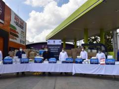 Carlos M. Aysa, gobernador de Campeche, frente a donativo de insumos médicos.