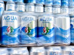 Latas de agua donadas. Fotografía: Carlos Miguel Aysa González.