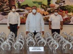 Gobernador de Campeche recibe donación de caretas. Fotografía: Carlos Miguel Aysa González.