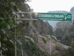 Cartel de bienvenida a Tenejapa. Fotografía: Jacobo García.