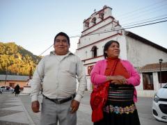 Pareja de adultos frente a iglesia del pueblo posan para la cámara, sin portar cubrebocas ni guardar distancia  recomendada. Fotografía: Jacobo García.