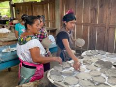 Mujeres tsotsiles preparan tortilllas. Fotografía: Ángeles Mariscal.