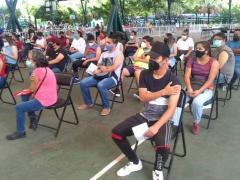 Jóvenes de 18 a 29 años vacunados contra el COVID-19, esperan tiempo de reposo recomendado. Fotografía: Isaí López.