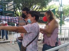 Encargado da indicaciones sobre la vacunación. Fotografía: Isaí López.