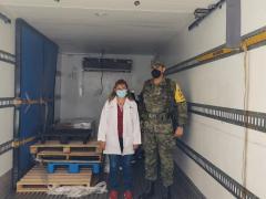 Militar y doctora, en un contenedor al recibir las vacunas. Fotografía: Facebook Máxima Morelia 100.9 fm.