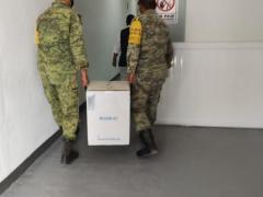 Militares bajan cápsulas de vacunas al Almacén General de la Secretaría de Salud. Fotografía: Facebook Máxima Morelia 100.9 fm.