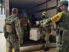 Dos militares bajan cápsulas de vacunas al Almacén General de la Secretaría de Salud. Fotografía: Facebook Máxima Morelia 100.9 fm.