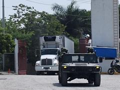 Camión refrigerador con vacunas custodiado por militares. Fotografía: Facebook Máxima Morelia 100.9 fm.