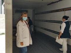 Doctora y enfermera, en un contenedor al recibir las vacunas. Fotografía: Facebook Máxima Morelia 100.9 fm.