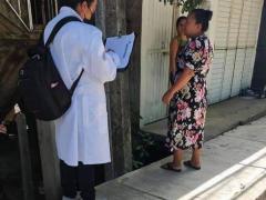 Brigadas médicas recorren la capital del estado en la búsqueda de casos positivos o sospechosos. Fotografía: Isaí López.