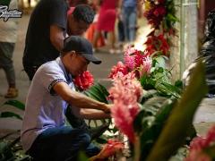 Participantes elaboran adornos de flores para el festejo. Fotografía: Tu gusto en fotografía.