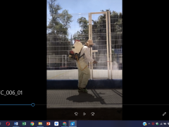 Fotografía de trabajador desinfectando el parque con la indumentaria requerida.