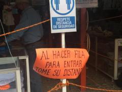 Letreros con medidas de seguridad en entrada negocio. Fotografía: Camila Danae Arana Flores
