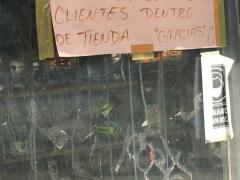 Letreros de restricción en la entrada de negocio en la Colonia Portales, CdMx. Fotografía: Camila Danae Arana Flores.