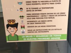 Cartel Gracias por apoyar el distanciamiento social, entrada de la sucursal Ermita de Burger King. Fotografía: Camila Danae Arana Flores.