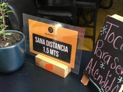 Cartel "Sana distancia", entrada de la cafetería Barrio Vivo, Colonia Portales. Fotografía: Camila Danae Arana Flores.