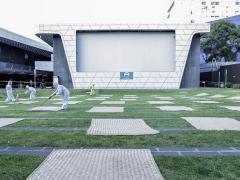 Personas de salubridad desinfectan Sala al aire libre, Cineteca Nacional, Ciudad de México.