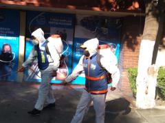 Personal realizando desinfección al interior del Colegio Simón Bolívar. Fotografía: Facebook Alcaldía Benito Juárez.