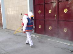 Personal realizando desinfección al exterior del Colegio Simón Bolívar. Fotografía: Facebook Alcaldía Benito Juárez.