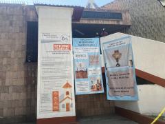 Lonas colocadas al exterior de la Parroquia de Nuestra Señora de la Esperanza, Benito Juárez, CdMx. Fotografía Camila Danae Arana Flores