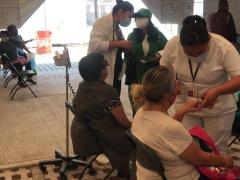 Adultos mayores reciben la vacuna contra COVID-19, Centro de Vacunación de la alcaldía Tláhuac. Fotografía: Camila Danae Arana Flores.