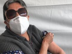 Adulta mayor después de ser vacunada sin presentar efectos secundarios, Centro de Vacunación de la alcaldía Tláhuac. Fotografía: Camila Danae Arana Flores.