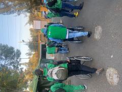 “Chalecos Verdes” del equipo de sillas de ruedas, a punto de comenzar la jornada de vacunación, ENP 1, UNAM, Xochimilco, CdMx. Fotografía: Camila Danae Arana Flores.