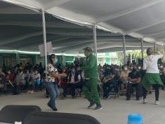 Activación física de adultos mayores en sala de espera, sede de vacunación Secundaria N. 85 Diurna, GAM. Fotografía: Camila Danae Arana Flores.